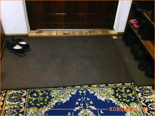 Коричневый коридорный коврик в доме