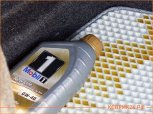 Белый EVA коврик защищает салон автомобиля от пролитого масла